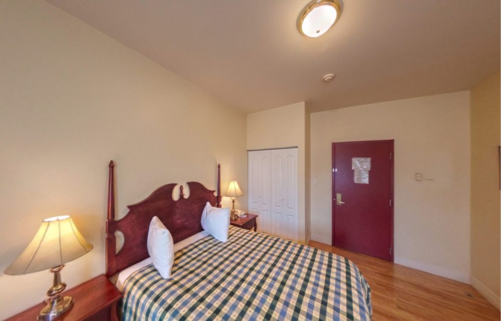 360º photo of a hotel room with a Queen size bed at the Auberge Montebello in Montebello, Quebec.