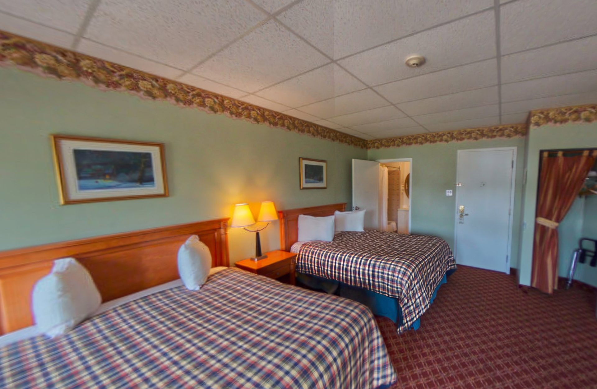 360º photo of a hotel room with two Queen size beds at the Auberge Montebello in Montebello, Quebec.