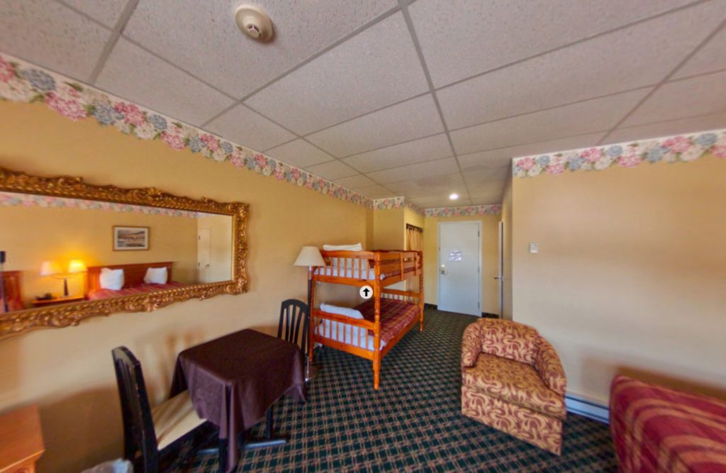 360º photo of a hotel room with a King size bed at the Auberge Montebello in Montebello, Quebec.